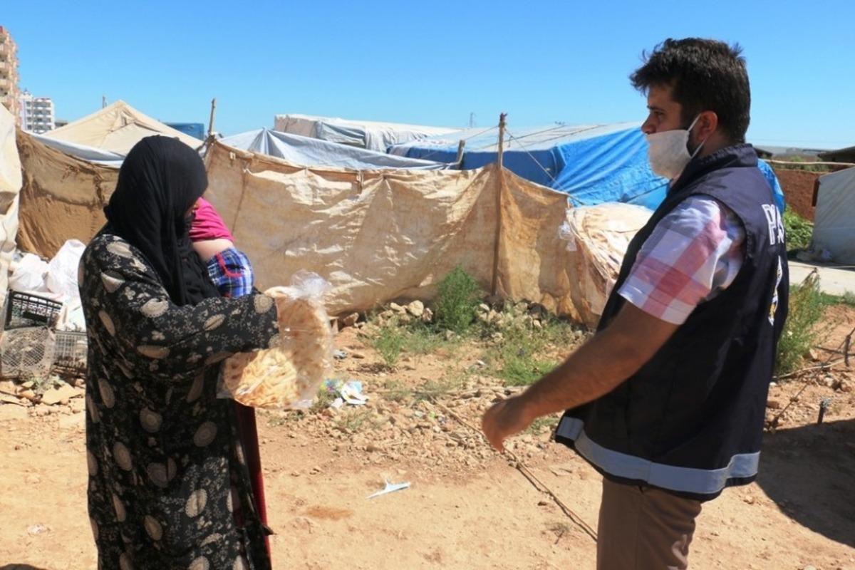 Ak&ccedil;akale&rsquo;de dar gelir ailelere ekmek desteği