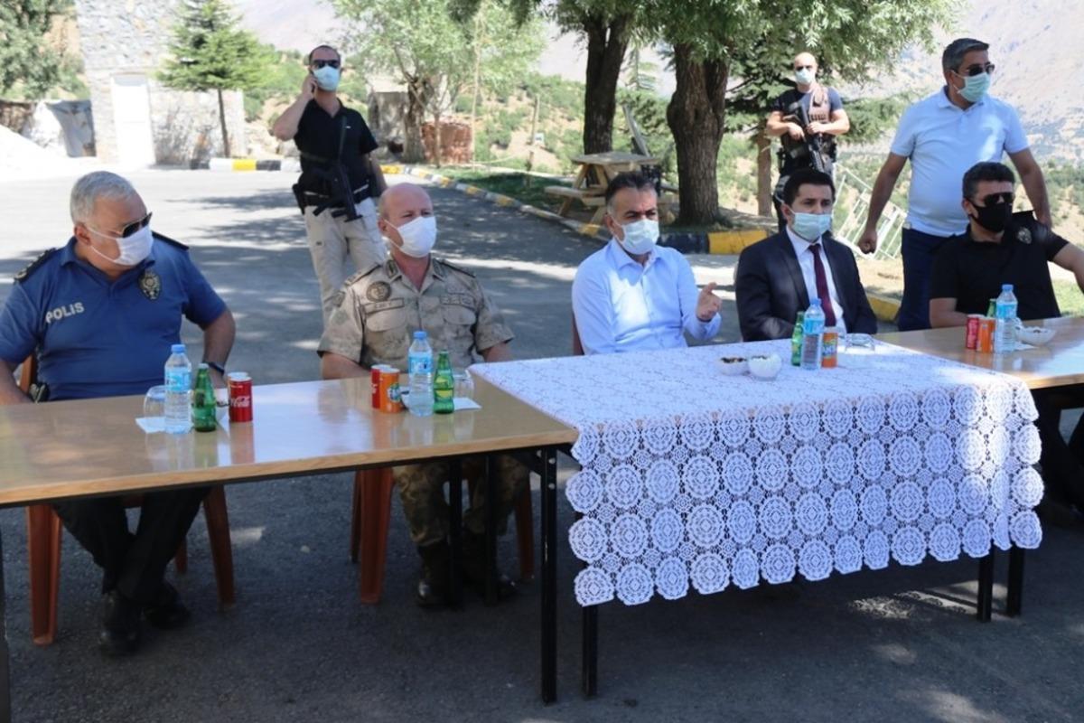 Vali &Ccedil;ağatay, deprem b&ouml;lgesindeki muhtarlarla bir araya geldi