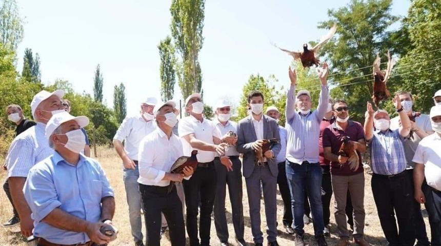 61 kişinin &ouml;l&uuml;m&uuml;ne neden olan keneleri yok etmek i&ccedil;in yetiştirildiler