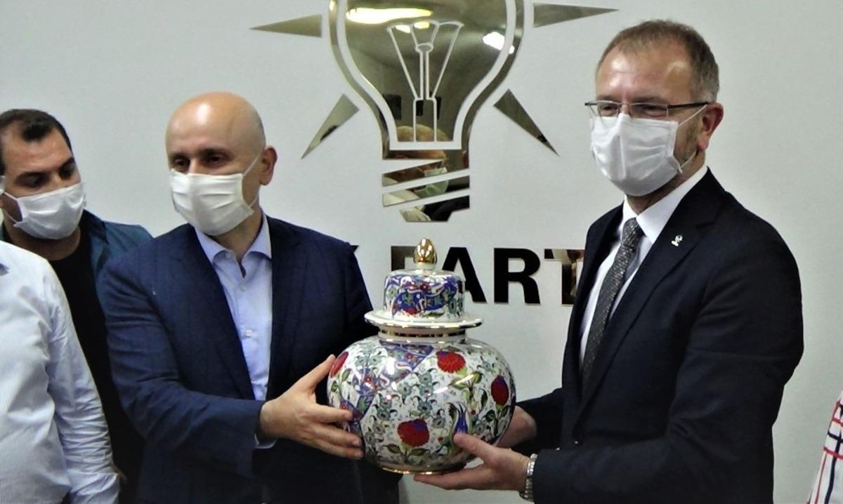 Bakan Karaismailoğlu: "Kara yollarımızın T&uuml;rkiye genelinde bin 200 noktada &ccedil;alışması var"