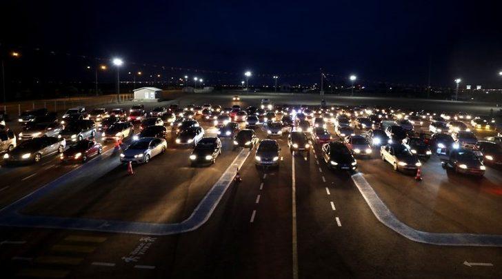 Yeşilçam klasiği ‘Selvi Boylum Al Yazmalım’ı araçlarından izlediler G1
