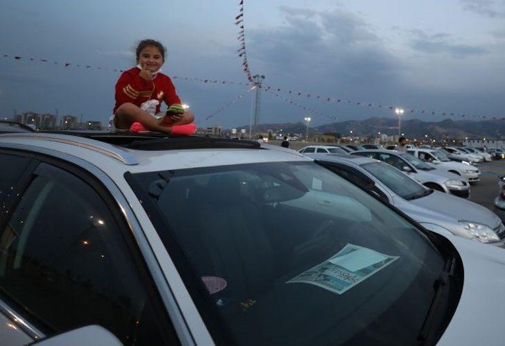 Yeşilçam klasiği ‘Selvi Boylum Al Yazmalım’ı araçlarından izlediler G5