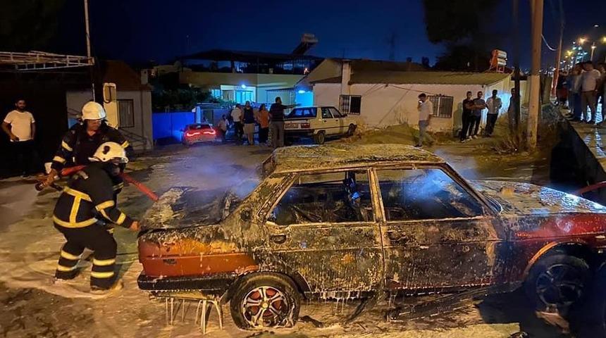 Söke’de park halindeki otomobil alev alev yandı
