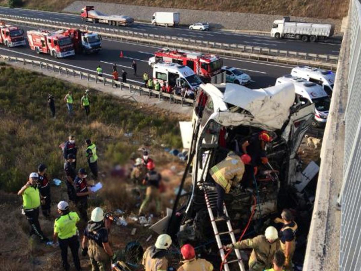 İstanbul'da yolcu otob&uuml;s&uuml; kaza yaptı! &Ouml;l&uuml; ve yaralılar var