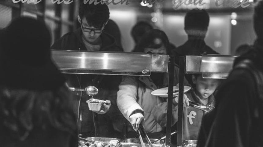 Bu belirtiler varsa çocuğunuz obezite tehlikesinde! Bir şeyler izlerken...