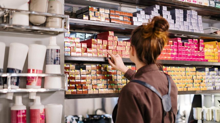 Eğer y&uuml;z&uuml;n&uuml;z yuvarlaksa bu renklerden uzak durun! İşte y&uuml;z tipinize en uygun sa&ccedil; renkleri...