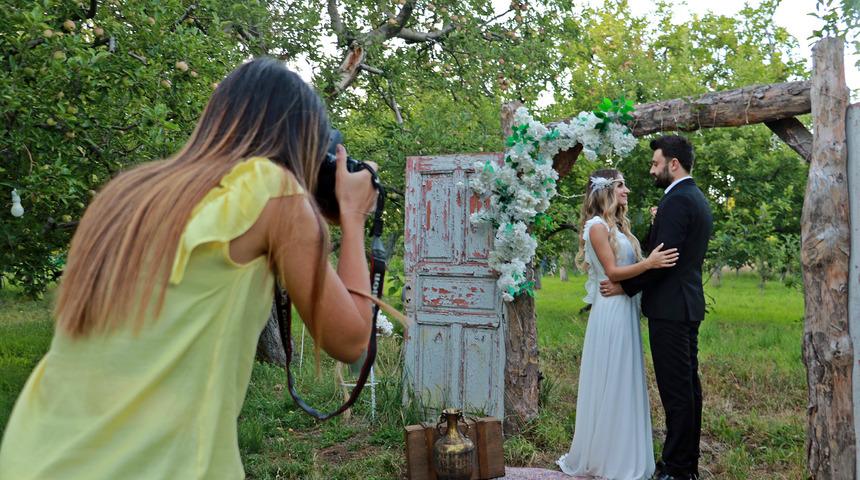 Evlilik teklifi için süslediği elma bahçesi, doğal stüdyo oldu