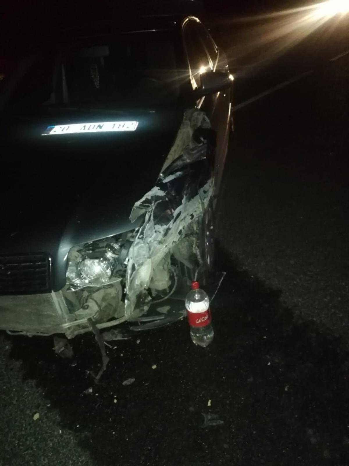 Otob&uuml;s ile &ccedil;arpışan otomobilin s&uuml;r&uuml;c&uuml;s&uuml; yaralandı