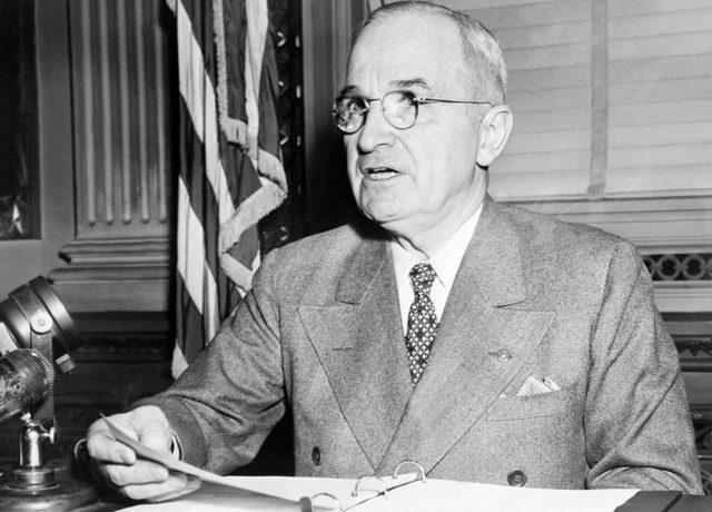 ABD Japonya'ya atom bombalarını atarken Başkanlık koltuğunda Harry Truman oturuyordu.