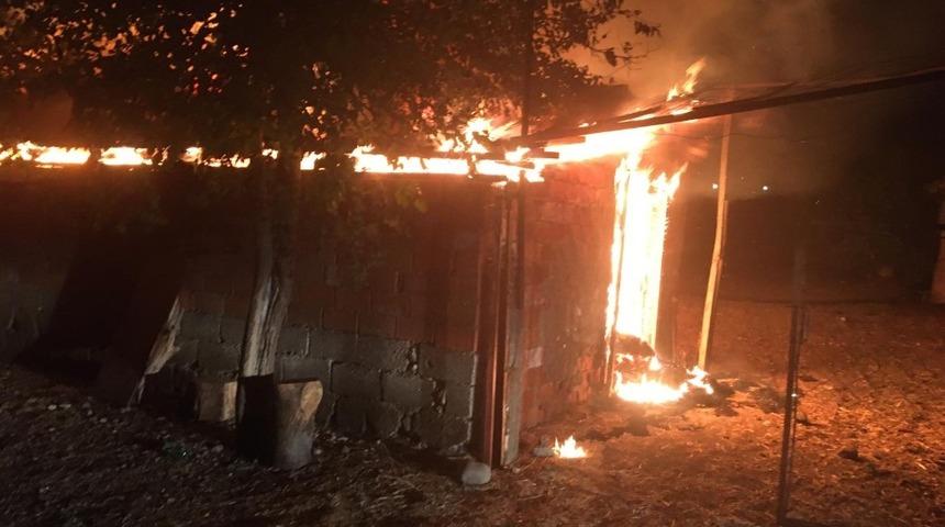 Ortaca&rsquo;da ahır yangını