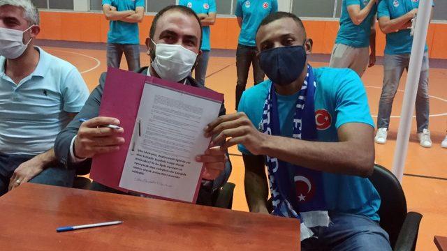 Adilcevaz TÜRŞAD Voleybol Takımı Brezilyalı voleybolcuyla sözleşme imzaladı