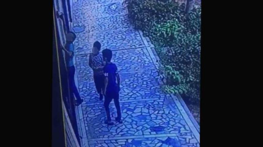 &Ccedil;aldıkları g&uuml;venlik kamerasına b&ouml;yle yansıdılar