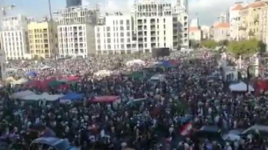 Beyrut'ta binlerce insan sokağa döküldü! Polisten sert müdahale