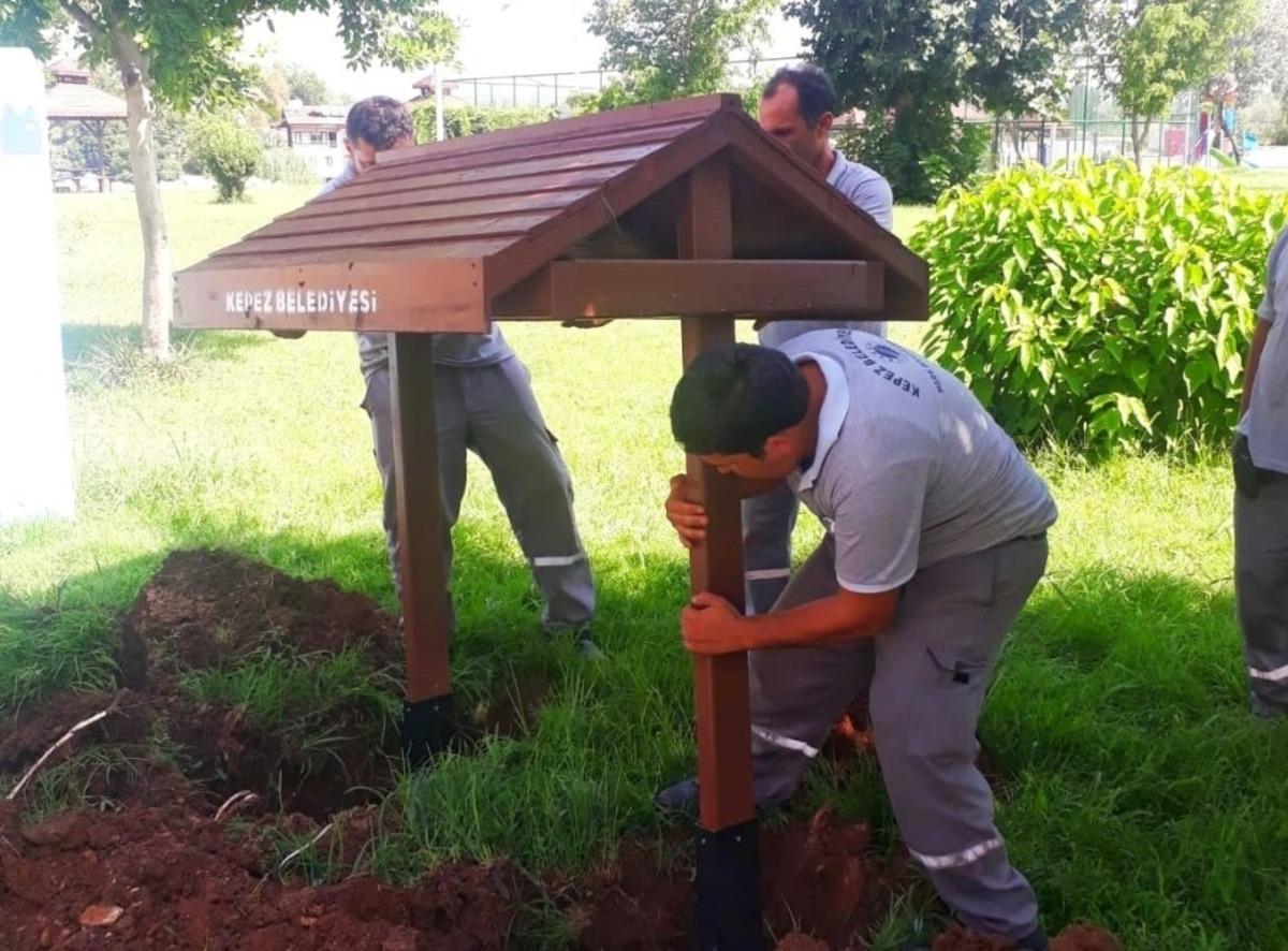Kepez&rsquo;den can dostlara ahşap, g&ouml;lgelikli mama ve su istasyonu