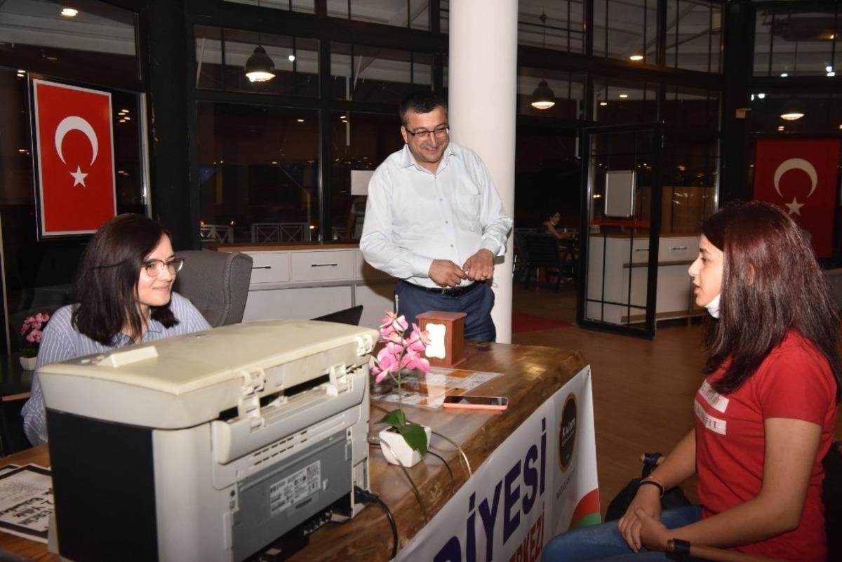 Başkan &Ouml;z&rsquo;den, &uuml;niversite adaylarına destek