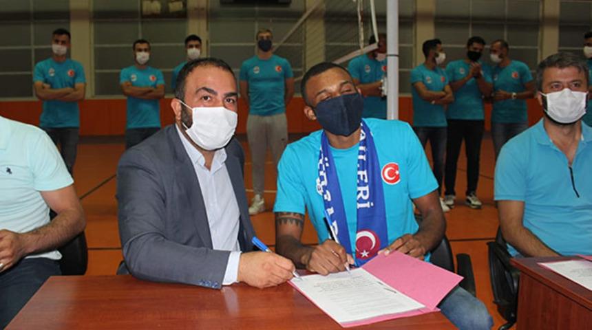 Brezilyalı voleybolcuya Adilcevaz'da coşkulu karşılama