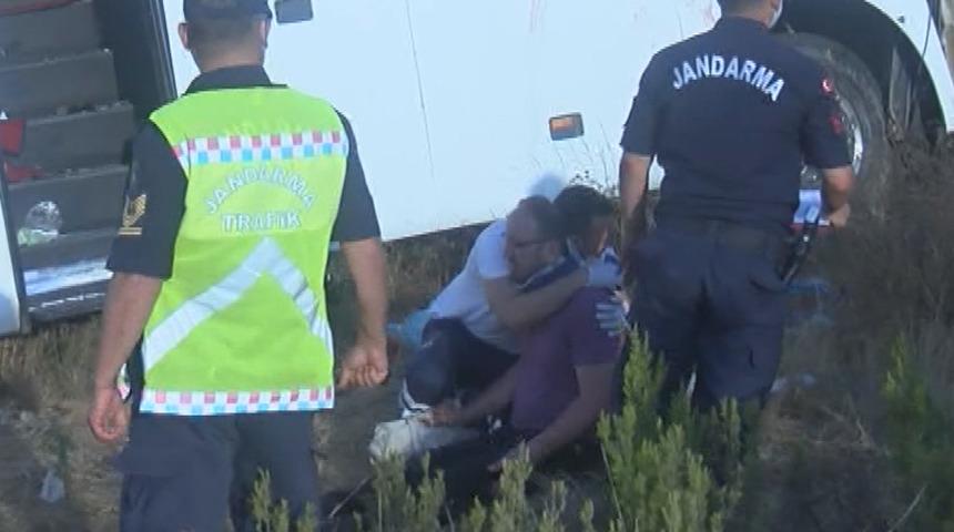 Yaralı kızıyla yardım bekleyen babayı sağlık &ccedil;alışanı sarılarak teselli etti