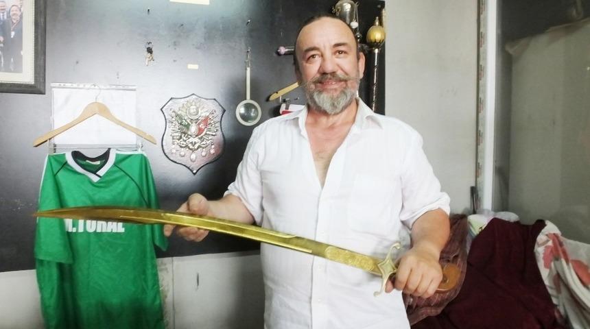 Burhaniyeli makineci Savunma Bakanı Akar için altın kaplama kılıç hazırladı