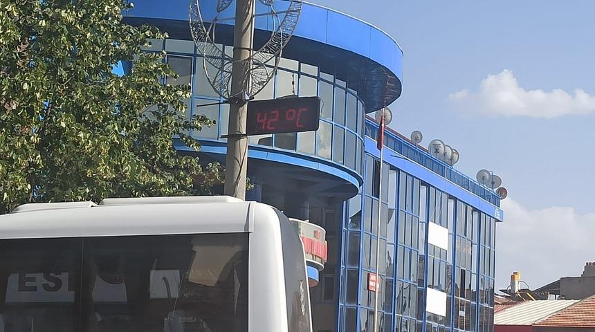 Sıcaklığın 42 dereceye çıktığı Şuhut'ta asfalt eridi