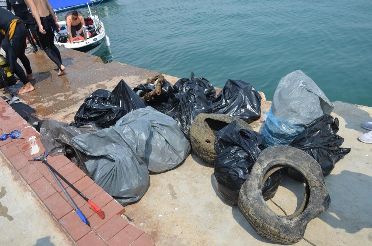 Didim&rsquo;de deniz dibinde temizlik yapıldı