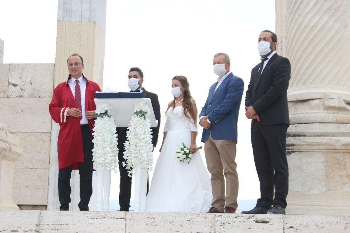 13 asır sonra antik kentte ilk nikah kıyıldı