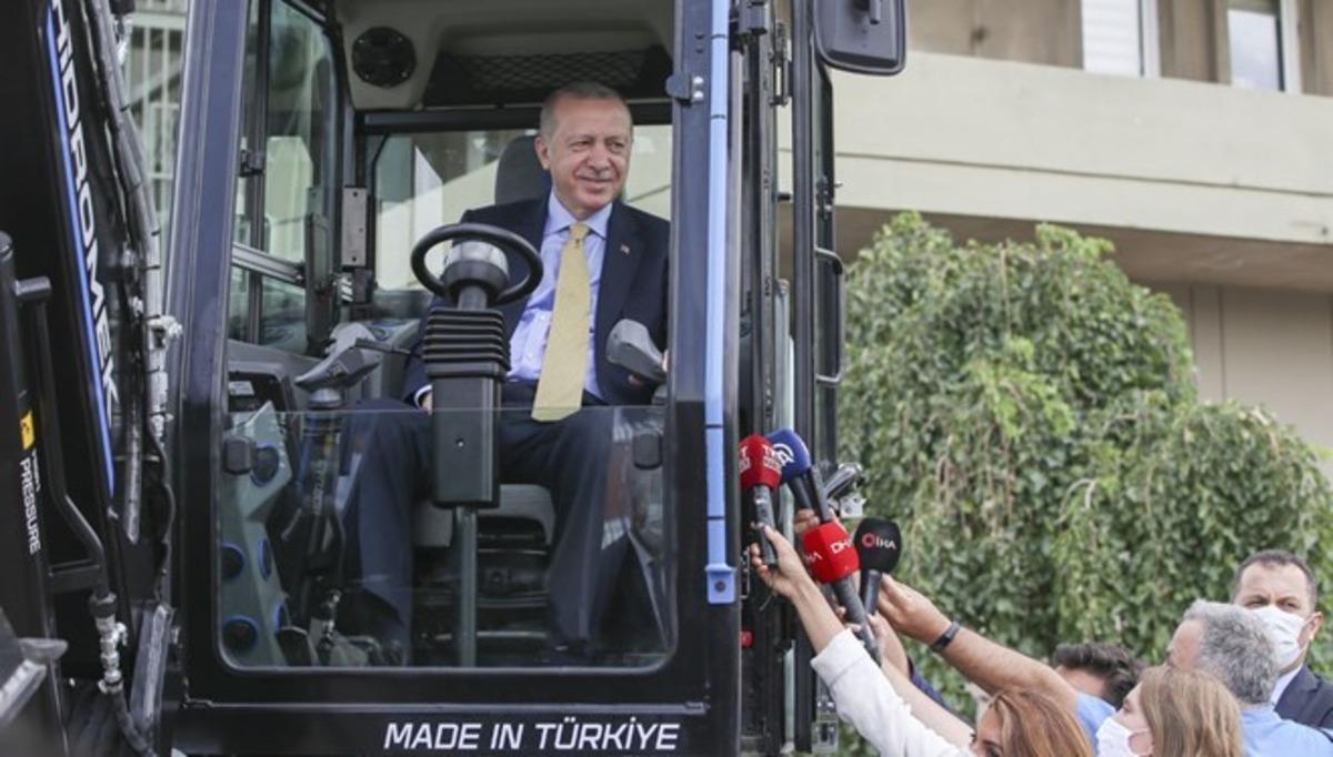 Cumhurbaşkanı Erdoğan, yerli ve elektrikli Ekskavat&ouml;r&rsquo;&uuml; kullandı! Erdoğan'dan &ouml;nemli a&ccedil;ıklamalar