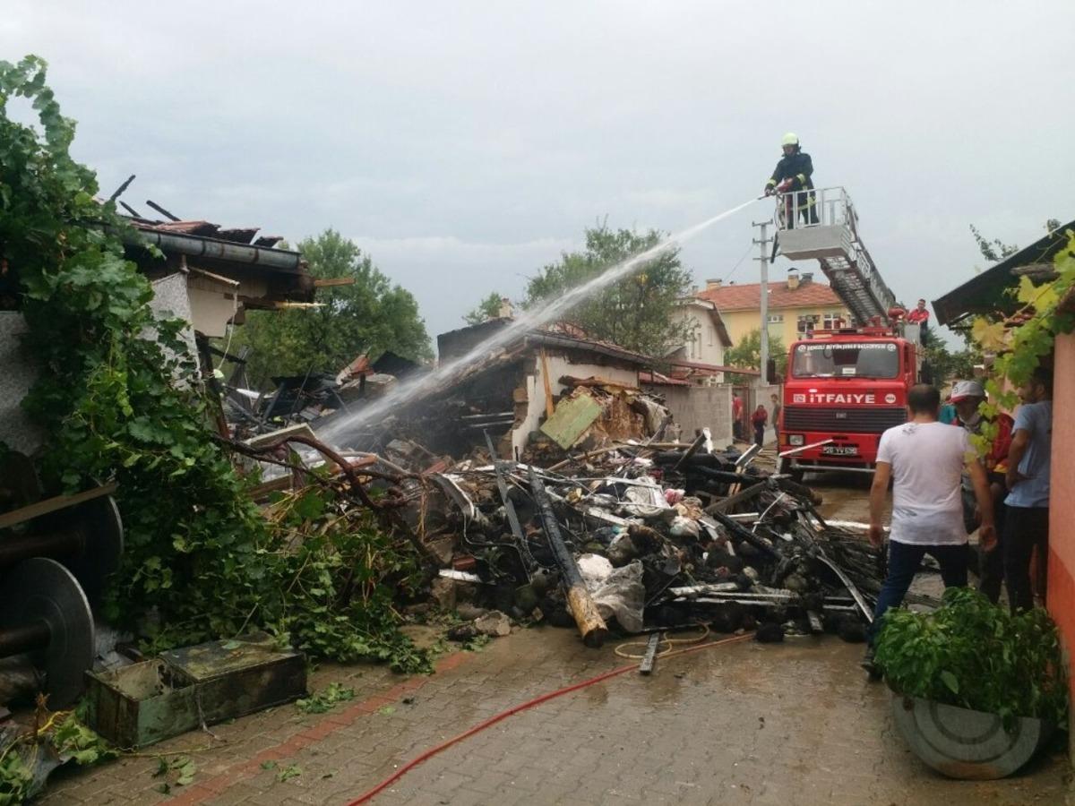 Binlerce peştamalin olduğu at&ouml;lye alevlere teslim oldu