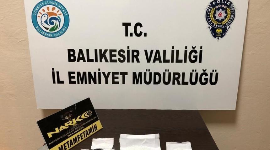 Balıkesir&rsquo;de polis 8 uyuşturucu ş&uuml;phelisini yakaladı