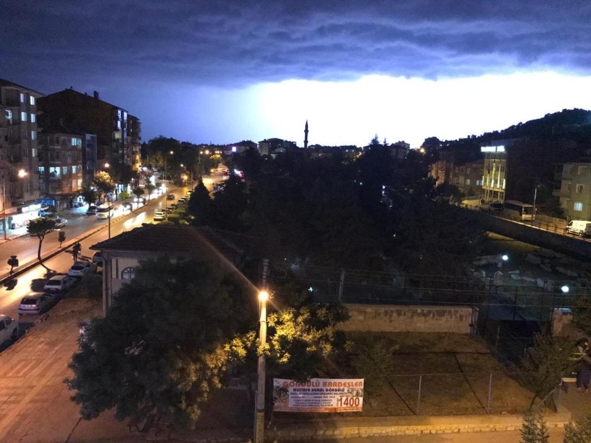 Afyonkarahisar&rsquo;da g&ouml;k g&uuml;r&uuml;lt&uuml;l&uuml; sağanak yağış etkili oldu