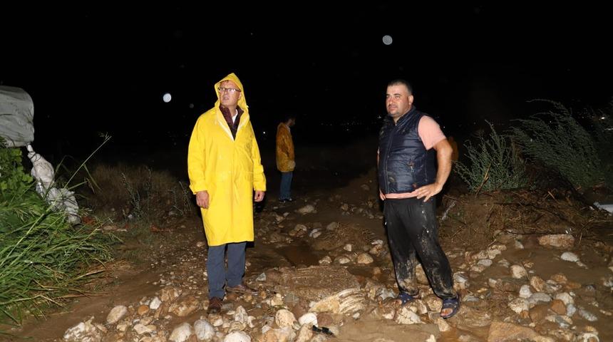 Manisa'da sağanak nedeniyle dereler taştı, yollar kapandı