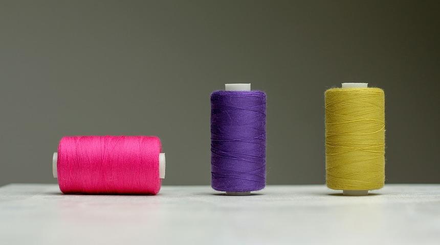 Herkesin d&uuml;şt&uuml;ğ&uuml; hatayı yapmayın! Evde iple kaş ve bıyık alırken...