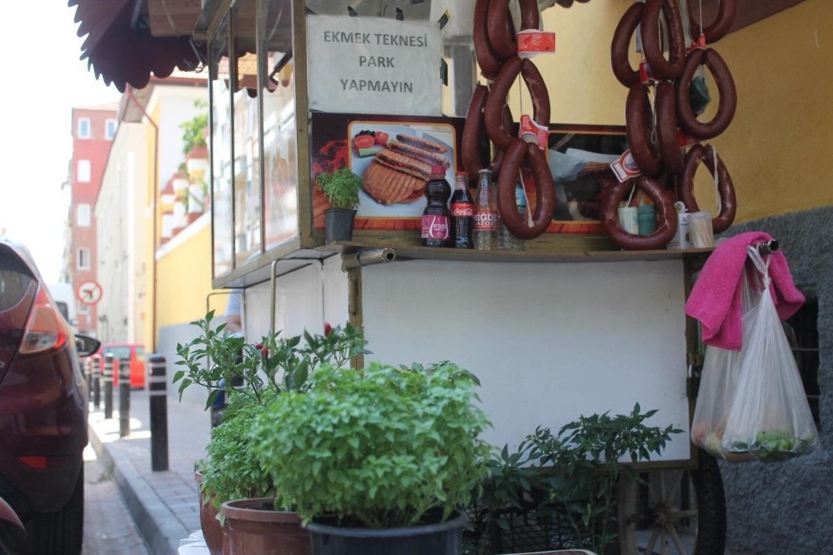 Aydınlı tost&ccedil;u iş yerinde kendi bah&ccedil;esini oluşturdu