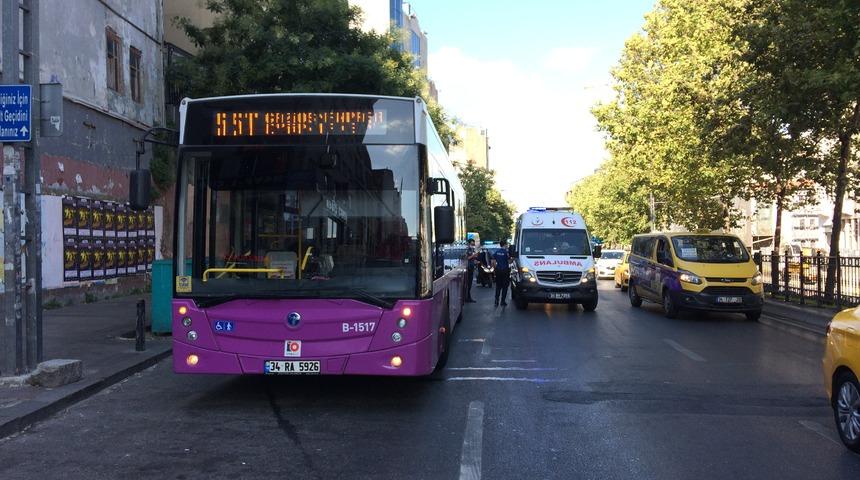 Bu sefer tam tersi oldu! Beyoğlu'nda yaya otob&uuml;se &ccedil;arptı