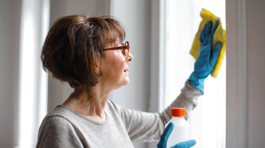 Meğer camlar bu y&uuml;zden pırıl pırıl olmuyormuş! Şampuan ve sirke ile...