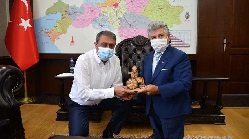 Vali Yazıcı&rsquo;dan Sakatlar Derneği Başkanı Uslu&rsquo;ya b&uuml;y&uuml;k jest