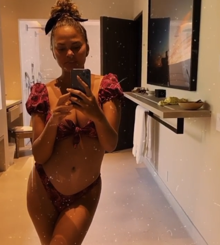 Chrissy Teigen göğüs implantlarına veda ettikten sonra göğüslerini görücüye çıkardı G3