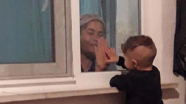 Acı fotoğraf! Karantinadaki babaannesiyle cam arkasından oynuyor