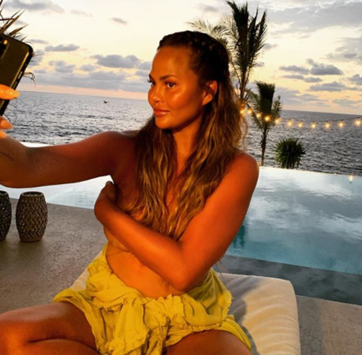 Chrissy Teigen göğüs implantlarına veda ettikten sonra göğüslerini görücüye çıkardı G4