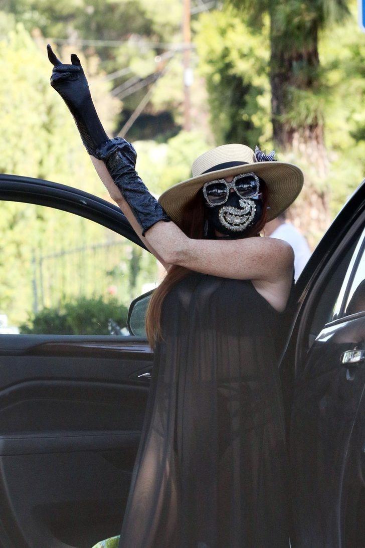 Phoebe Price bu defa siyahlar içinde  G5