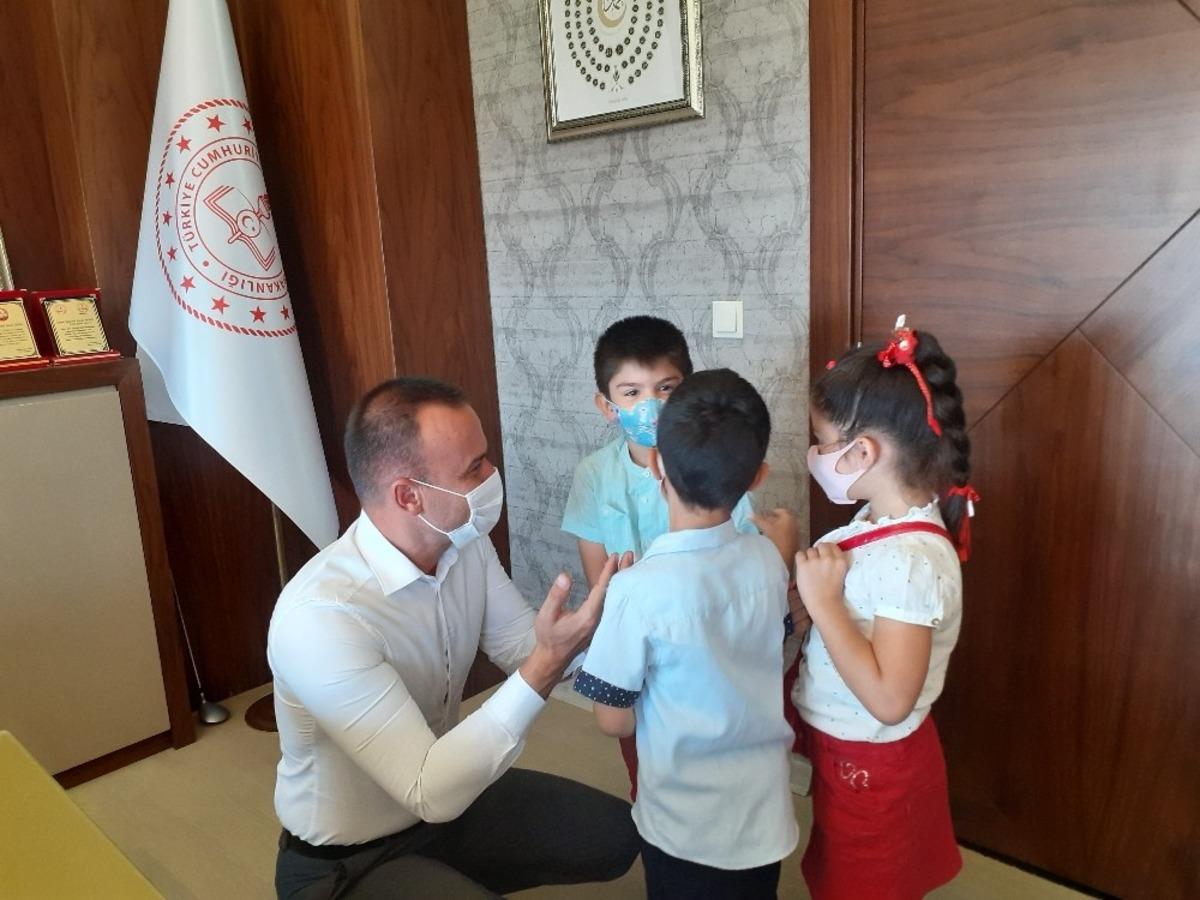 D&uuml;ş&uuml;n Taşın Derneği&rsquo;nden Ağrılı minik &ouml;ğrencilere anlamlı yardım paketi