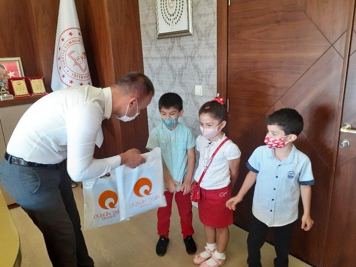 Düşün Taşın Derneği’nden Ağrılı minik öğrencilere anlamlı yardım paketi G4