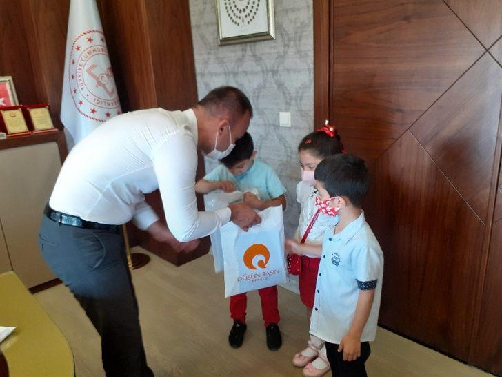 Düşün Taşın Derneği’nden Ağrılı minik öğrencilere anlamlı yardım paketi G5