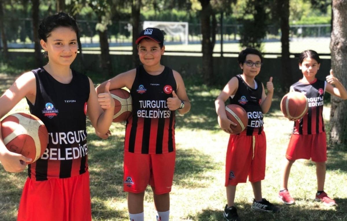 Turgutlu&rsquo;da &ccedil;ocuklar sporla b&uuml;y&uuml;yor