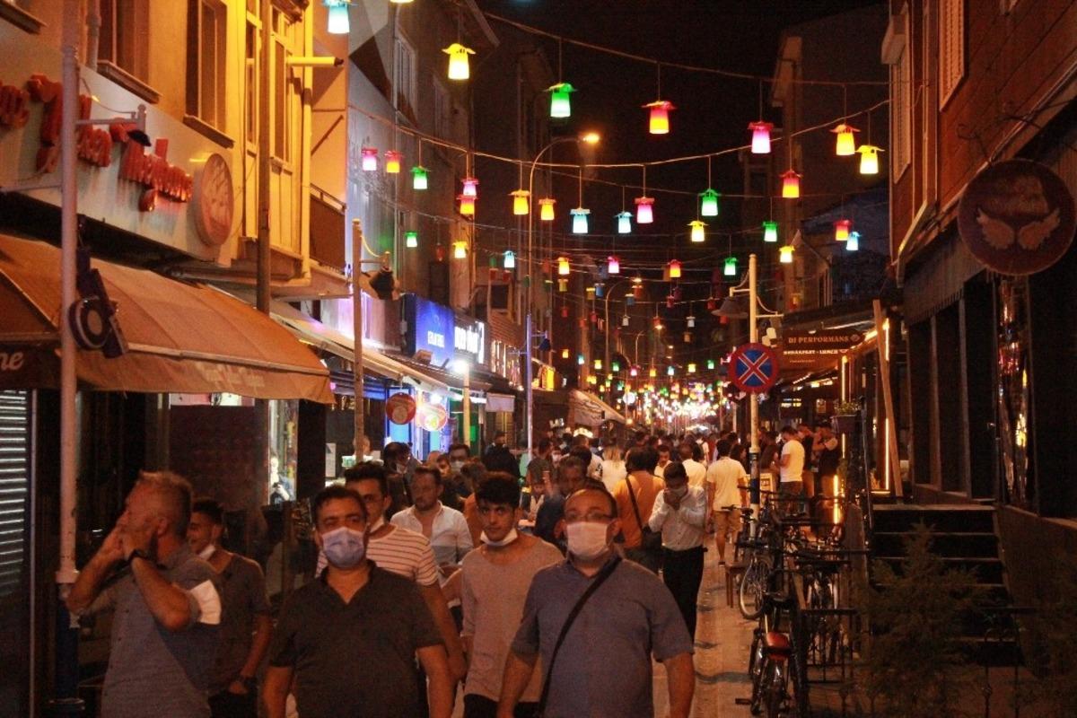 Eskişehir&rsquo;de tedbirsiz gece kalabalıkları