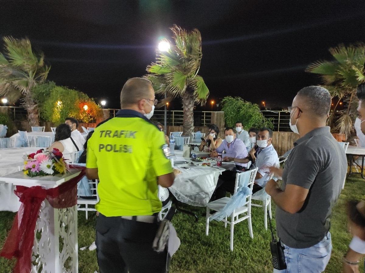 Samandağ&rsquo;da polis, gece g&uuml;nd&uuml;z &lsquo;maske-mesafe&rsquo; denetimi yaptı