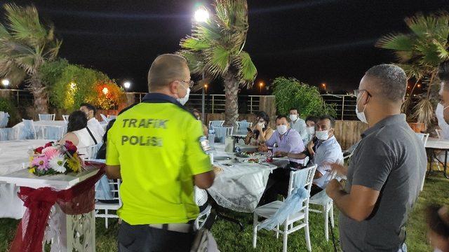 Samandağ’da polis, gece gündüz ‘maske-mesafe’ denetimi yaptı