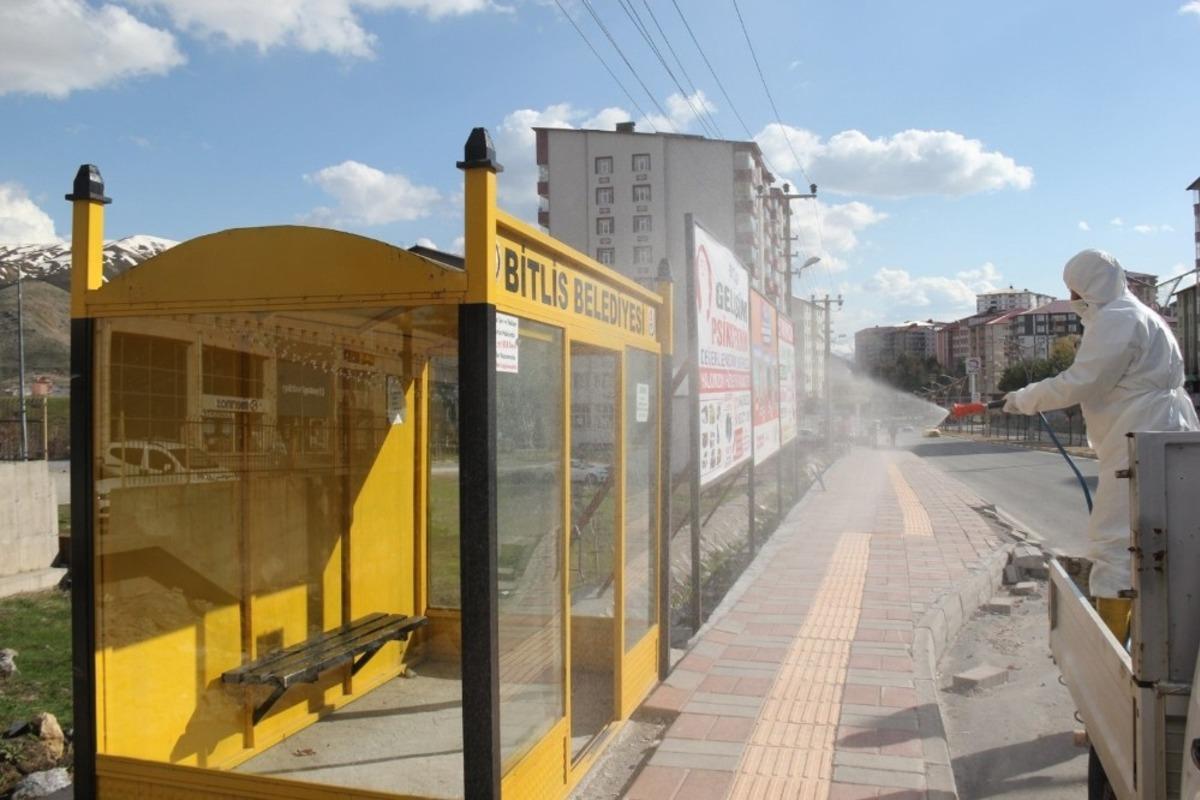 Bitlis otob&uuml;s durakları yıkanıp dezenfekte ediliyor