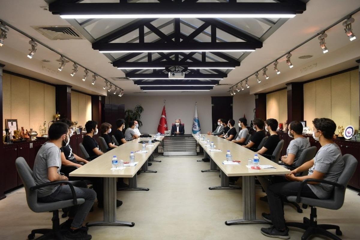 Başkan B&uuml;y&uuml;kkılı&ccedil;, İT&Uuml;&rsquo;n&uuml;n İHA Takımına &uuml;ye başarılı &ouml;ğrencileri makamında kabul etti.