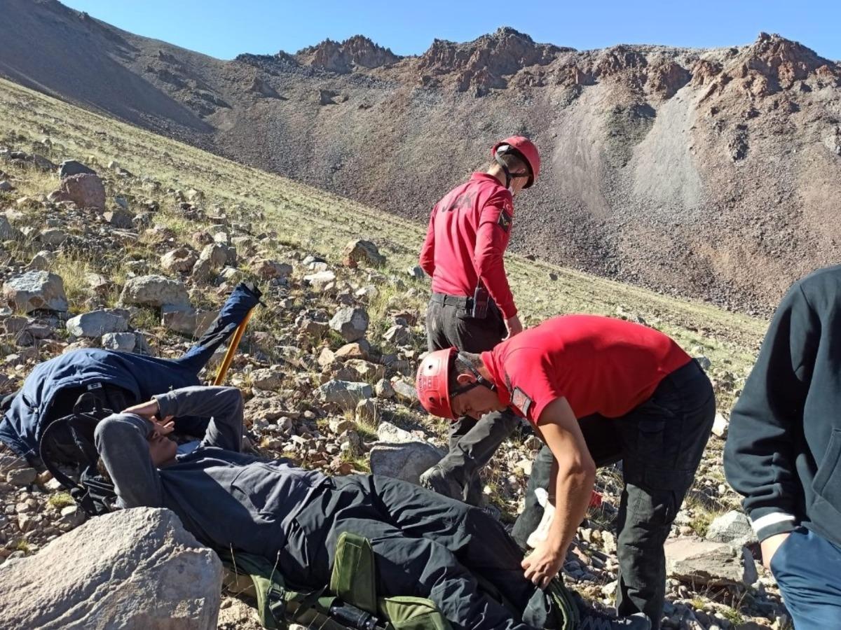 Erciyes&rsquo;te rahatsızlanan dağcıyı JAK Timi kurtardı