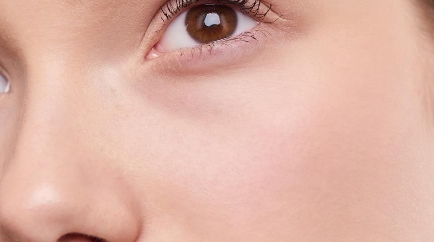 &Uuml;nl&uuml; oyuncu cildindeki g&ouml;zenekli ve p&uuml;t&uuml;rl&uuml; g&ouml;r&uuml;nt&uuml;den bu y&ouml;ntemlerle kurtuldu...